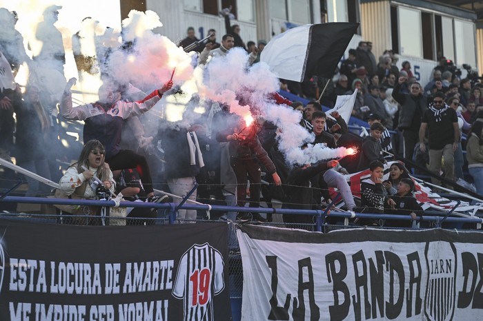 Hinchas de Río Negro en el estadio Casto Martínez Laguarda de San José. (archivo, julio de 2025) · Foto: Alessandro Maradei