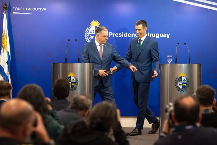 Pedro Sánchez y Yamandú Orsi, durante la conferencia de prensa conjunta entre los gobiernos de España y Uruguay, el día 22 de Julio, en Torre Ejecutiva · Foto: Gianni Schiaffarino