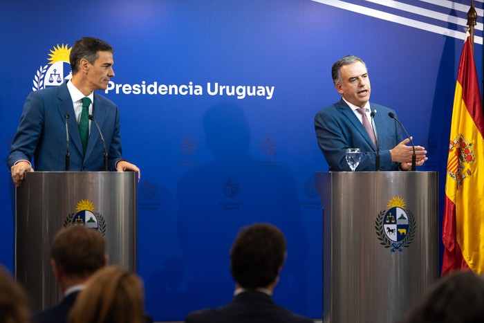 Pedro Sánchez y Yamandú Orsi, el 22 de julio, durante la conferencia de prensa conjunta en la Torre Ejecutiva. · Foto: Gianni Schiaffarino