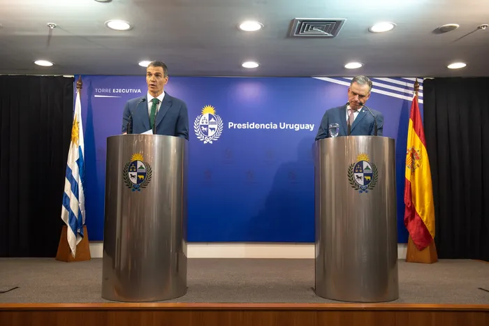 Pedro Sánchez y Yamandú Orsi durante la conferencia de prensa conjunta entre los gobiernos de España y Uruguay, el día 22 de julio de 2025, en la Torre Ejecutiva. Foto: Gianni Schiaffarino