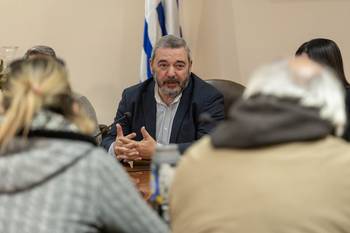 Mario Bergara durante una reunión con integrantes de Adeom (archivo, julio de 2025). · Foto: Rodrigo Viera Amaral