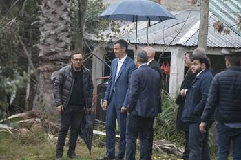 Pedro Sánchez (cen.), el 22 de julio, en la chacra de Lucía Topolansky. · Foto: Alessandro Maradei