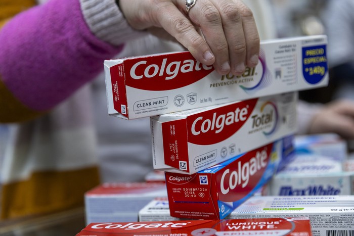 Foto principal del artículo 'El MSP suspendió la distribución y comercialización de la pasta dental Colgate Total Clean Mint' · Foto: Rodrigo Viera Amaral