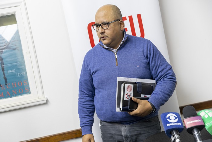 José Olivera en conferencia de prensa convocada por la Coordinadora de Sindicatos de la Enseñanza, el 23 de julio, en la sede de Fenapes · Foto: Rodrigo Viera Amaral José Olivera en conferencia de prensa convocada por la Coordinadora de Sindicatos de la Enseñanza, el 23 de julio, en la sede de Fenapes · Foto: Rodrigo Viera Amaral