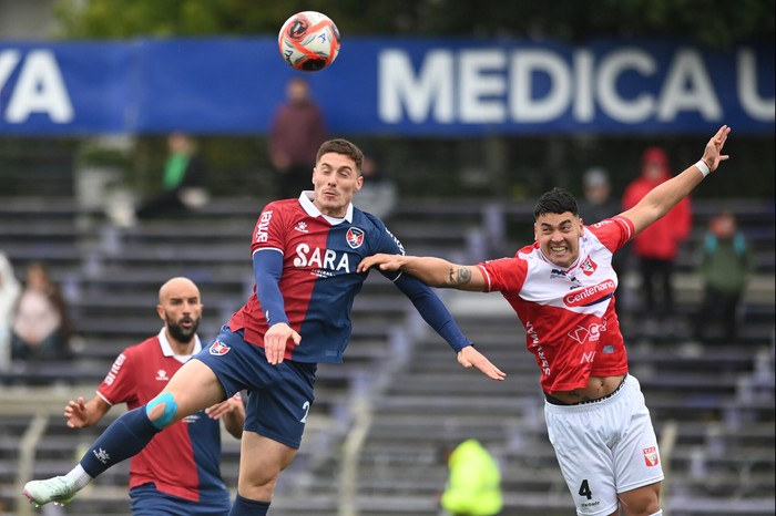 Andrés Romero, de Albion, y Francisco Martirena, de Tacuarembo, el 27 de julio, en el estadio Luis Franzini. · Foto: Alessandro Maradei