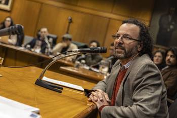 El rector de la Universidad Hector Cancela da una charla, el 30 de julio, con distintos actores políticos. · Foto: Ernesto Ryan
