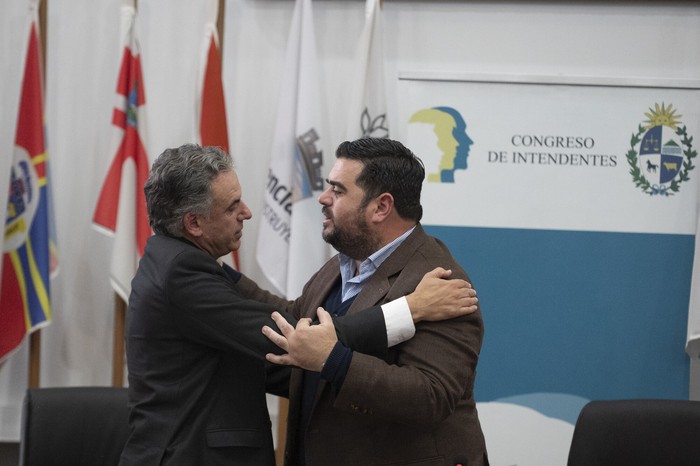 Yamandú Orsi y Nicolás Olivera en la Intendencia de Montevideo (archivo, julio de 2025). · Foto: Alessandro Maradei