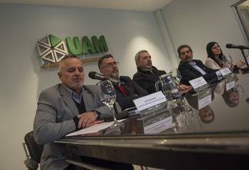 José Saavedra, Matías Carámbula, Mario Bergara, Fernando López y Viviana Repetto, durante la asunción de autoridades de la UAM. · Foto: Gianni Schiaffarino