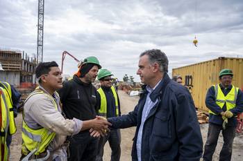 Yamandú Orsi junto a trabajadores de la empresa constructora Criba, el 31 de julio, en el predio de +Colonia, en El Calabrés · Foto: Ignacio Dotti