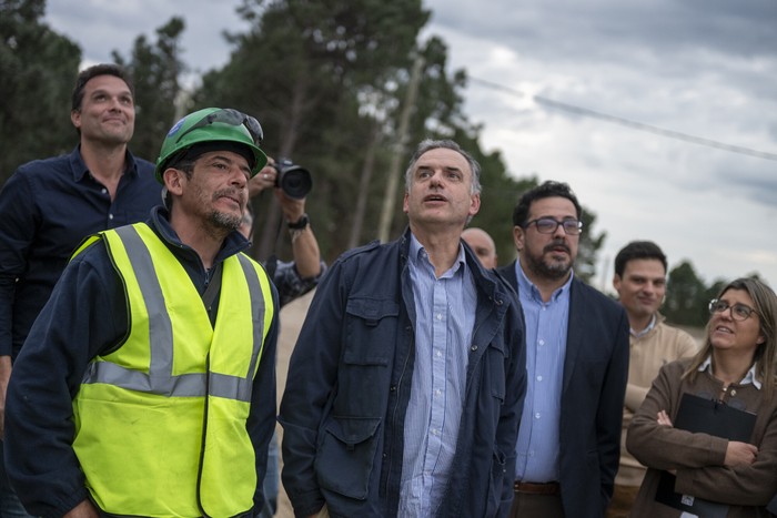 Yamandú Orsi y Alejandro Sánchez, junto a trabajadores de la empresa constructora Criba, en el predio de +Colonia, en El Calabrés. · Foto: Ignacio Dotti