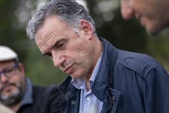 Yamandú Orsi en rueda de prensa, el 31 de julio, en el predio de El Calabrés, Colonia. · Foto: Ignacio Dotti