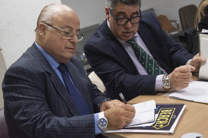 Alberto Iglesias y Marcelo Dominguez durante la audiencia el 1 de Agosto, en el Juzgado de Juan Carlos Gómez. · Foto: Gianni Schiaffarino