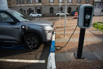 Carga de auto eléctrico en Montevideo (archivo, agosto de 2025). · Foto: Gianni Schiaffarino