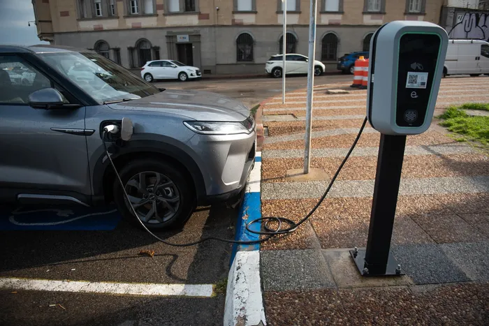 Carga de auto eléctrico en Montevideo (archivo, agosto de 2025). · Foto: Gianni Schiaffarino