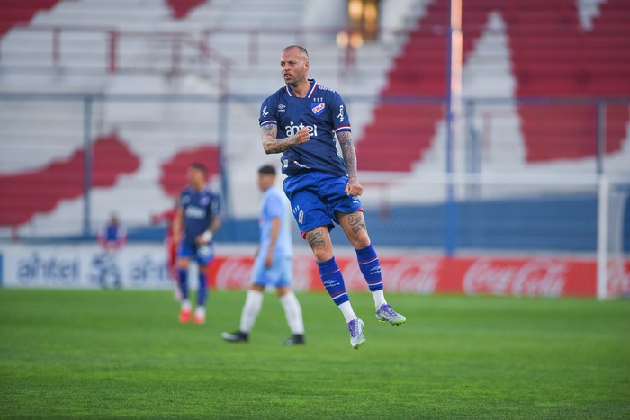 Nicolás López tras convertir el primer tanto del encuentro entre Nacional y Montevideo City Torque por la primera fecha del Torneo Clausura , el 2 de Agosto, en el Gran Parque Central · Foto: Gianni Schiaffarino