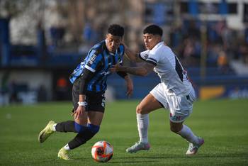 Kevin Amaro, de Liverpool, y Mateo Peralta, de Danubio, durante la primera fecha del torneo Clausura, en Belvedere (archivo, agosto de 2025). · Foto: Gianni Schiaffarino
