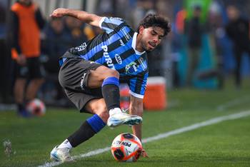 Lucas Acosta, de Liverpool, en el estadio Belvedere (archivo, 2025). · Foto: Gianni Schiaffarino
