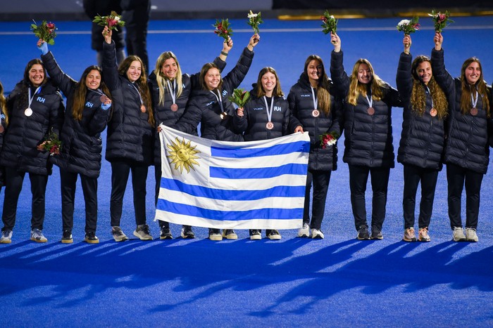 Jugadoras de Uruguay, el 3 de agosto, durante la premiación, en la Cancha Celeste. · Foto: Gianni Schiaffarino Jugadoras de Uruguay, el 3 de agosto, durante la premiación, en la Cancha Celeste. · Foto: Gianni Schiaffarino