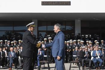 José Luis Elizondo y Yamandú Orsi, el 4 de agosto, durante la imposición en el cargo de comandante en jefe de la Armada Nacional, en la Escuela Naval. · Foto: Alessandro Maradei