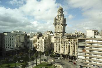 Vista de la plaza Independencia y el Palacio Salvo (archivo). · Foto: Ernesto Ryan