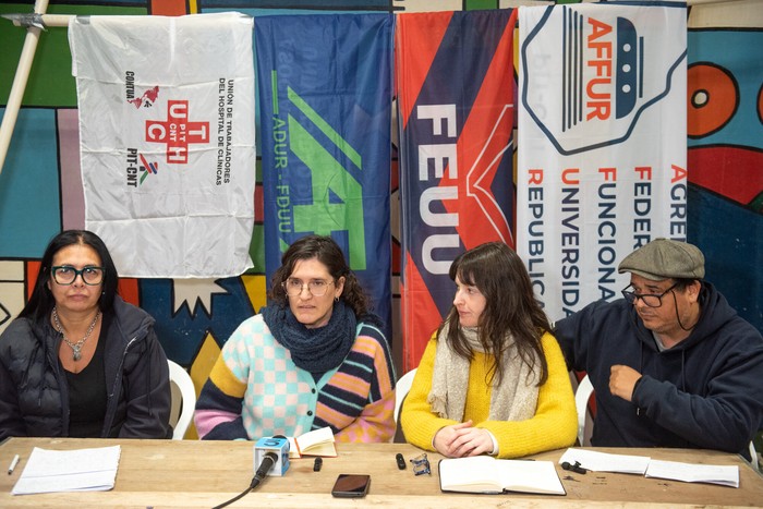 María Montañez, Sabrina Álvarez, Matilde Pomi y Paul Schiera durante la conferencia de prensa de la Intergremial Universitaria por el presupuesto para la Udelar. · Foto: Gianni Schiaffarino