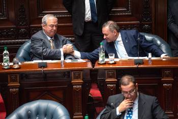 Luis Alberto Heber y Álvaro Delgado, el 5 de agosto, en la Cámara de Senadores. · Foto: Gianni Schiaffarino