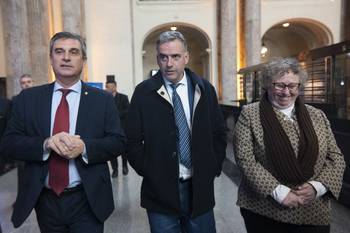 Álvaro García, Yamandú Orsi y Adriana Rodríguez en la casa central del Banco de la República Oriental del Uruguay. · Foto: Alessandro Maradei