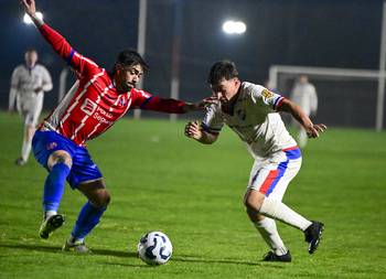 Ernesto Aramburu, de Central Español, y Santiago de León, de Nacional de Nueva Helvecia, el 6 de agosto, en la cancha de Nacional. · Foto: Ignacio Dotti