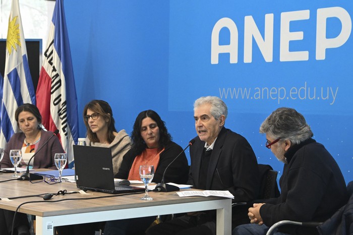 Valeria Ramos, Nilia Viscardi, Carolina Pallas, Luis Yarzábal y Diego Rossi, durante el acto de reinstalación de la Comisión de Educación Sexual Integral de la ANEP. · Foto: Guillermo Legaria
