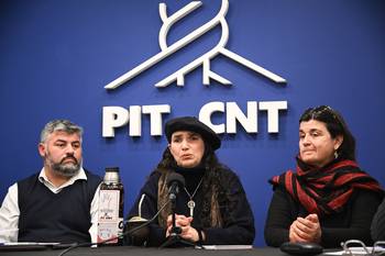 Juan Martínez, Fernanda Aguirre y Norma Núñez, el 7 de agosto en el PIT-CNT. · Foto: Guillermo Legaria