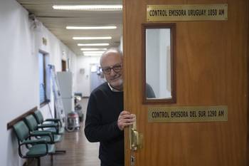 Daniel Ayala, en los estudios del edificio central de las radios públicas sobre la calle Sarandí, en Montevideo (archivo, agosto de 2025). · Foto: Alessandro Maradei