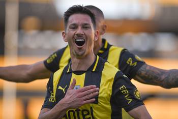 Maximiliano Silvera luego de convertir el primer gol de Peñarol en el clásico con Nacional, el 9 de agosto, en el Campeón del Siglo. · Foto: Gianni Schiaffarino