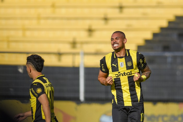 Emanuel Gularte, luego de convertir el segundo tanto de Peñarol en el clásico por el Torneo Clausura, el 9 de Agosto en el Campeón del Siglo. · Foto: Gianni Schiaffarino