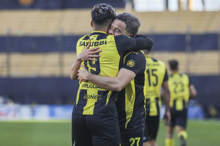 Matías Arezo y Lucas Hernández, tras el tercer gol de Peñarol ante Nacional, por la fecha 2 del Torneo Clausura, el sábado 9, en el Campeón del Siglo · Foto: Rodrigo Viera Amaral