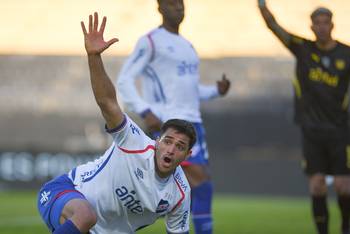 Maximiliano Gómez, de Nacional, durante el clásico por la fecha 2 del Torneo Clausura, el 9 de agosto, en el Campeón del Siglo. · Foto: Gianni Schiaffarino