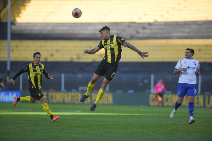 Javier Méndez, de Peñarol, el 9 de agosto, en el estadio Campeón del Siglo. Foto: Gianni Schiaffarino