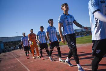 Jugadores de Cerro, el 9 de agosto, en el estadio Luis Tróccoli. · Foto: Gianni Schiaffarino