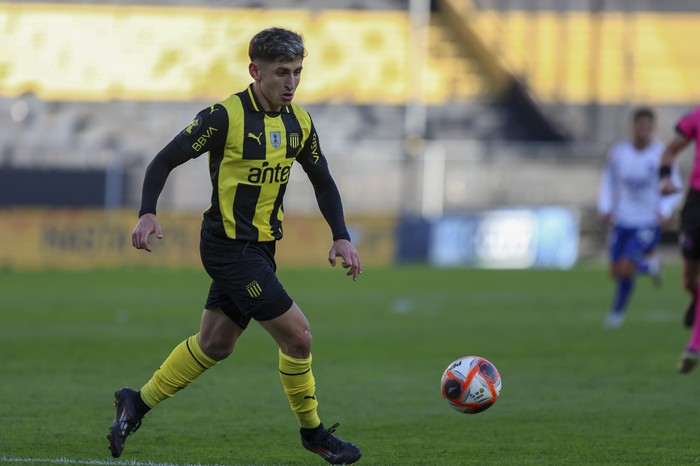 Ignacio Sosa, de Peñarol, durante el clásico el 9 de agosto en el estadio Campeón del Siglo. · Foto: Rodrigo Viera Amaral
