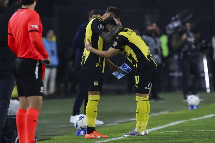 David Terans y Leonardo Fernández, de Peñarol, el 12 de agosto, en el estadio Campeón del Siglo. · Foto: Rodrigo Viera Amaral