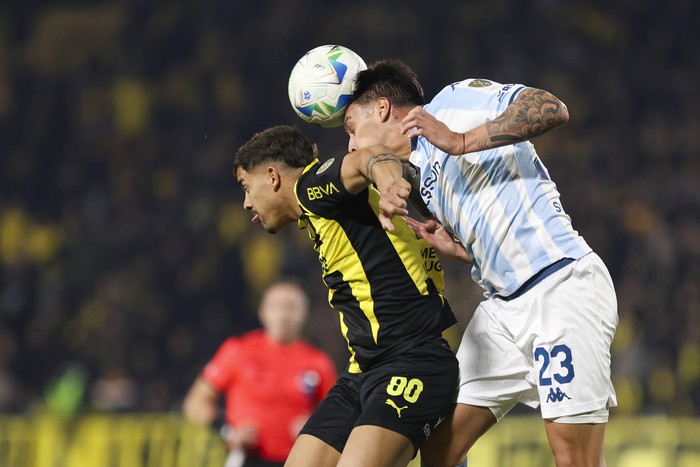 David Terans, de Peñarol, y Nazareno Colombo, de Racing, el 12 de agosto, en el estadio Campeón del Siglo. · Foto: Rodrigo Viera Amaral
