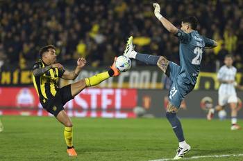 David Terans, de Peñarol, y Gabriel Arias, de Racing, el 12 de agosto, en el estadio Campeón del Siglo. · Foto: Rodrigo Viera Amaral