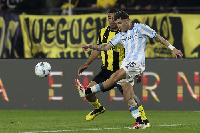 Maximiliano Olivera, de Peñarol y Gaston Martirena, de Racing, en el estadio Campeón del Siglo. (archivo, agosto de 2025) · Foto: Rodrigo Viera Amaral