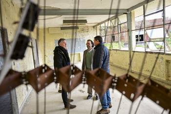 Héctor Cancela, rector de la Udelar, durante la recorrida por el predio de la ex Sudamtex, donde se instalará la Universidad de la República en Colonia del Sacramento. · Foto: Ignacio Dotti