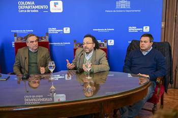 Guillermo Rodríguez, intendente de Colonia, Hector Cancela, rector de la Udelar, y Rodney Colina, presidente de la Comisión Coordinadora del Interior, en la sede de la Intendencia de Colonia. · Foto: Ignacio Dotti