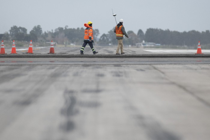 Trabajos en la pista del aeropuerto de Carrasco. · Foto: Alessandro Maradei