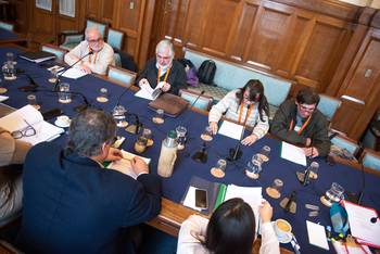 Representantes de los damnificados de Conexión Ganadera, el 14 de agosto, en la Comisión de Hacienda del Senado. · Foto: Gianni Schiaffarino
