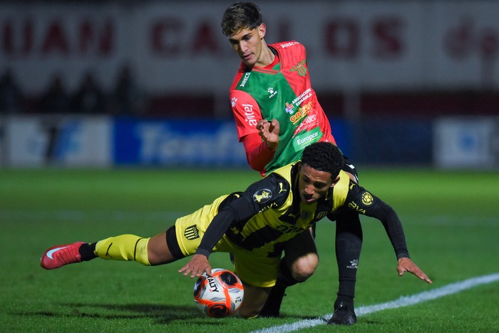 Valentín Adamo, de Boston River, y Stiven Mühletaler, de Peñarol, el 15 de agosto, en el estadio Campeones Olímpicos. · Foto: Gianni Schiaffarino