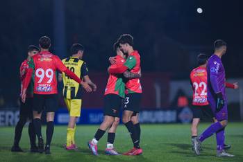 Jugadores de Boston River, tras ganarle a Peñarol, el 15 de agosto, en el estadio Campeones Olímpicos, en Florida. · Foto: Gianni Schiaffarino