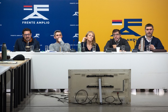Alejandro Sánchez, Daniel Caggiani, Carolina Cosse, Fernando Pereira y Mariano Tucci, durante el encuentro de la Agrupación Nacional de Gobierno, el sábado 16, en la Huella de Seregni · Foto: Gianni Schiaffarino