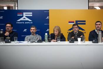 Alejandro Sánchez, Daniel Caggiani, Carolina Cosse, Fernando Pereira, Mariano Tucci, durante el encuentro de parlamentarios, el 16 de agosto, en La Huella de Seregni. · Foto: Gianni Schiaffarino